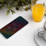 iPhone masanın üzerinde duruyor