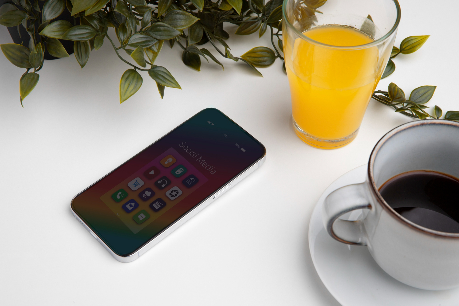 iPhone masanın üzerinde duruyor