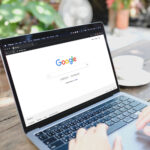 Bir adam dizüstü bilgisayarında Google Tarayıcısını kullanıyor.