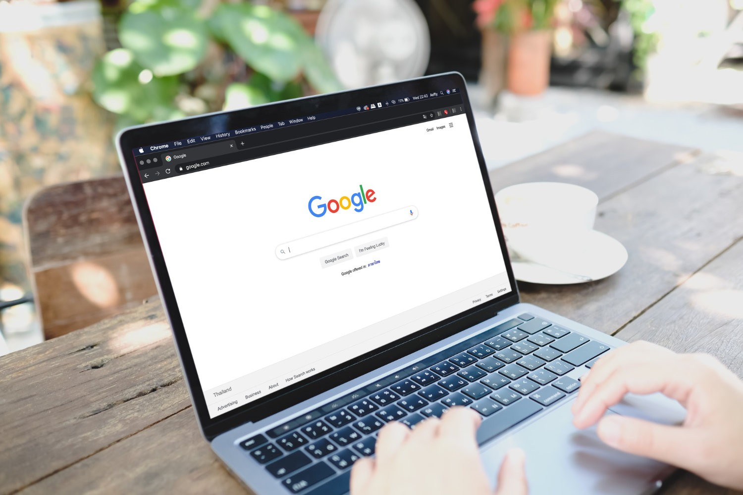 Bir adam dizüstü bilgisayarında Google Tarayıcısını kullanıyor.